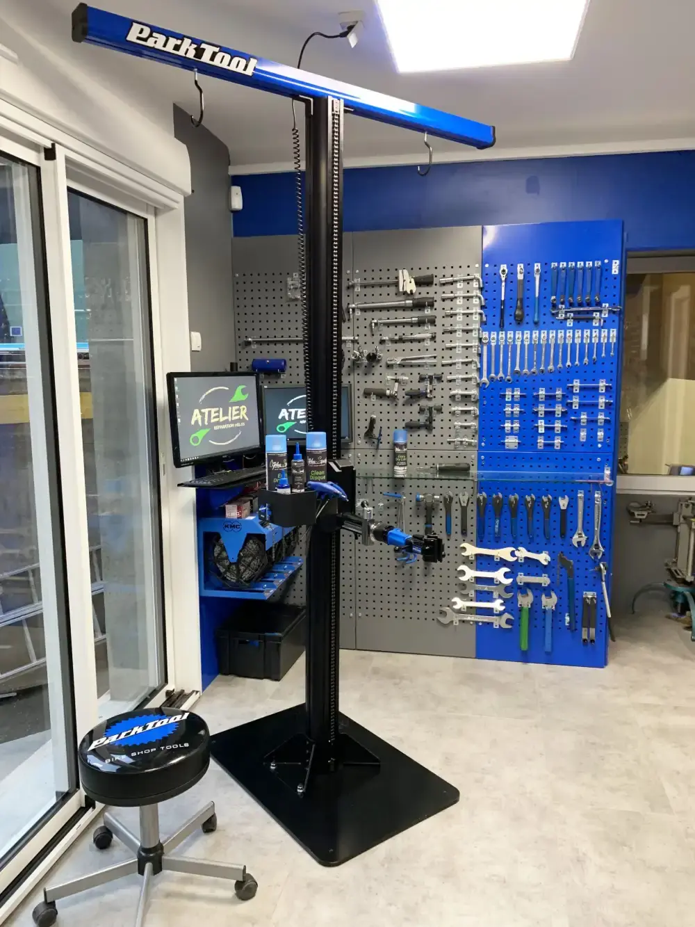 Poste de travail de l'atelier de réparation vélo Cycles Sports à Saint-Amand-Montrond